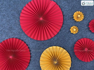 Quạt giấy nhung xịn có nếp Vàng Đỏ [Nhiều cỡ - Cao cấp] QUAT-09